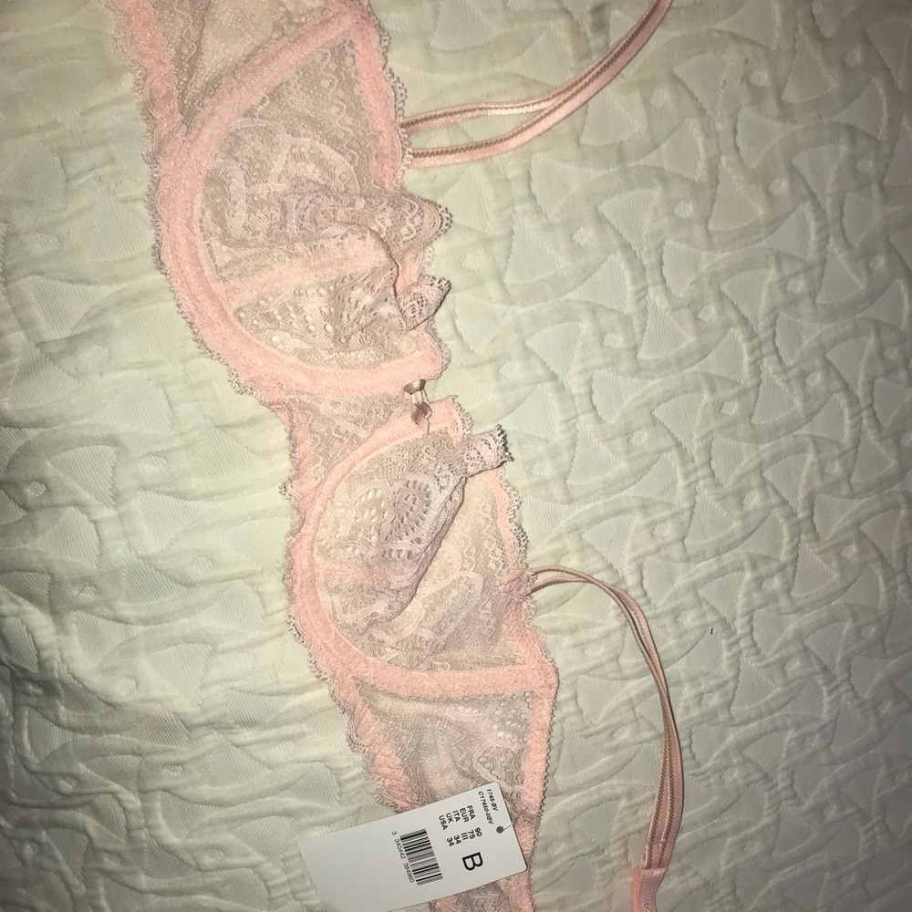 BRAND NEW Pink Lace Chantelle Bra